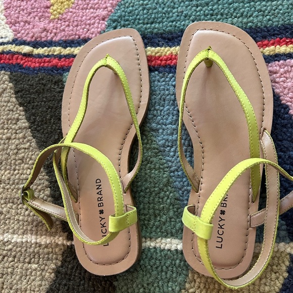 EUC Lucky Brand Chartreuse size 8.5 Women's Sandals. Ankle buckle. Pop of color! - Picture 2 of 9